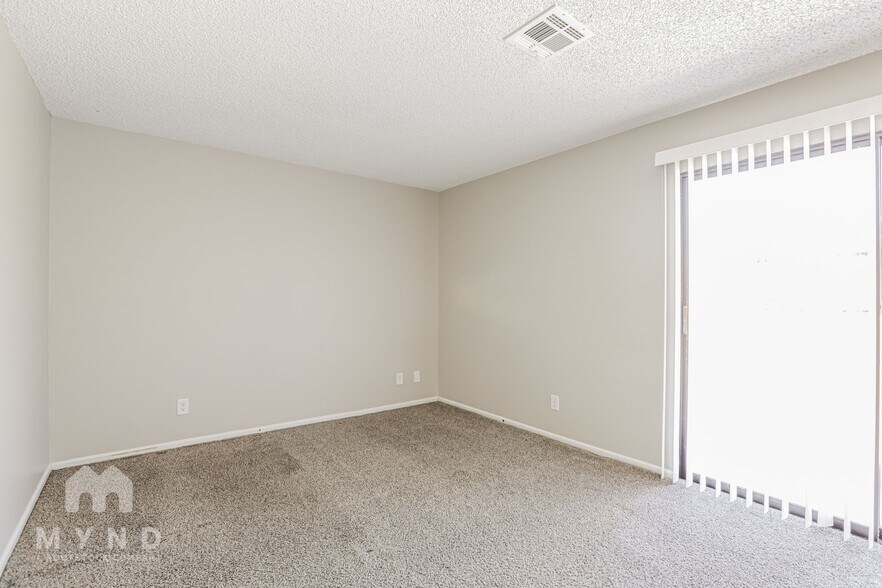 Building Photo - 261 Queen Marie Ct