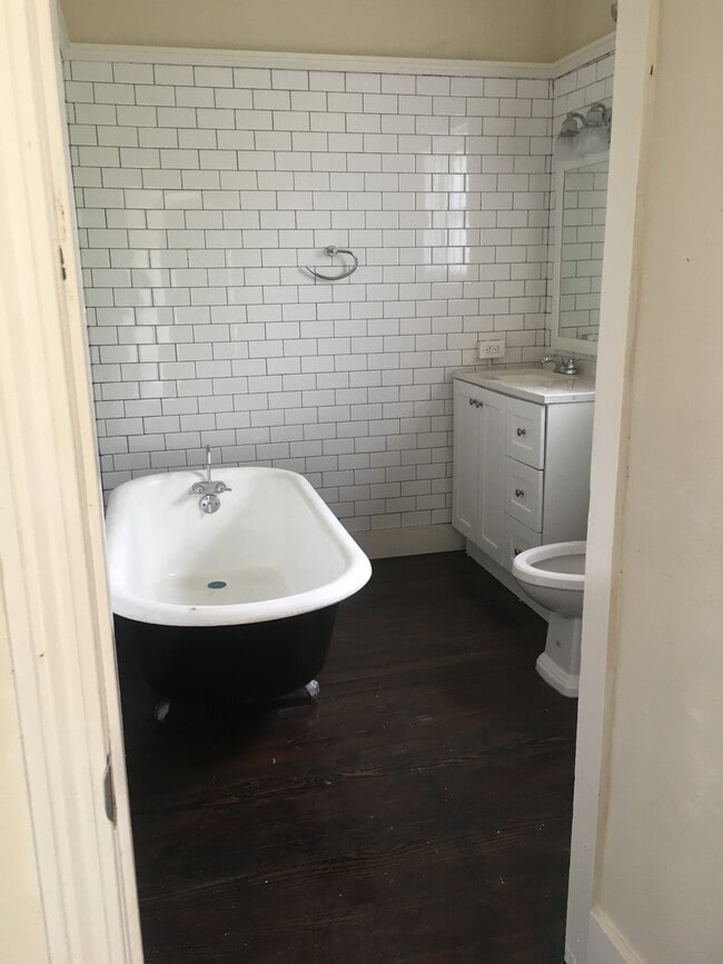 Building Photo - 935 N Roman St