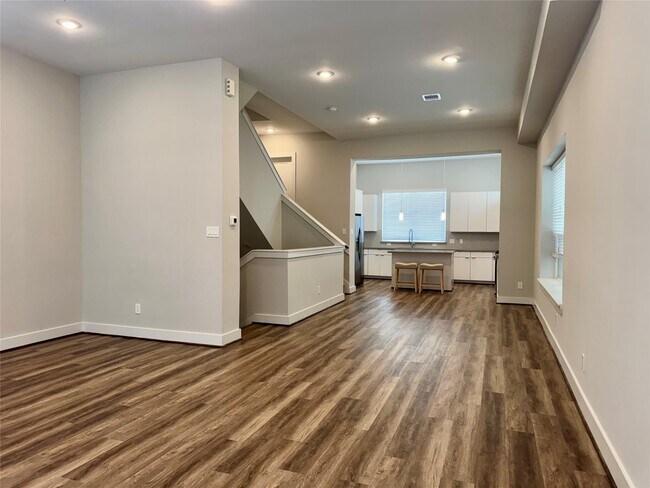 Building Photo - 1282 N Post Oak Rd
