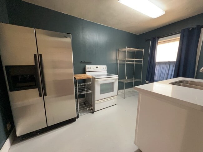 Building Photo - 1552 Lombardy St