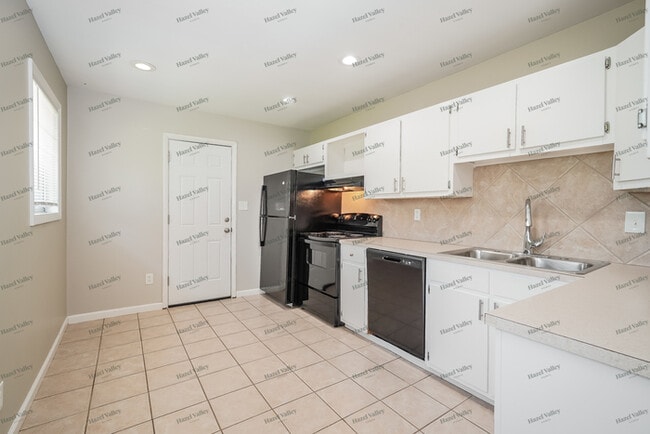 Building Photo - 3871 Laguna Dr