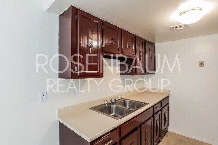 Building Photo - 2625 N Alvernon Way