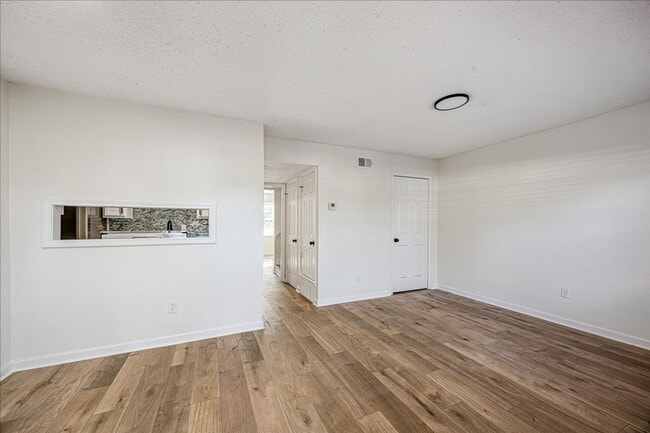 Building Photo - Updated 3 Bedroom Townhome