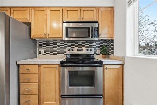 Building Photo - $1,895 • Modern 2BR Condo in Tanasbourne – Garage Included!