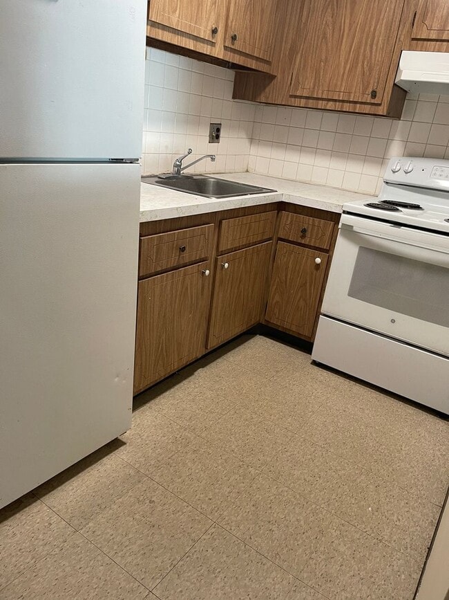 Building Photo - VERY  Spacious Sunny  2 bed Heat Hw parking Inc Close to train and 57/66 bus Heat HW Inc Now of feb