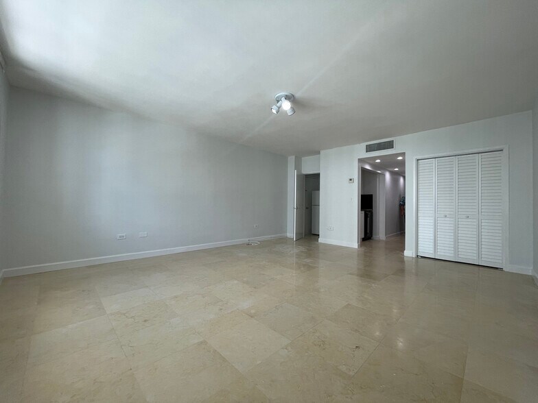 Building Photo - 999 Brickell Bay Dr