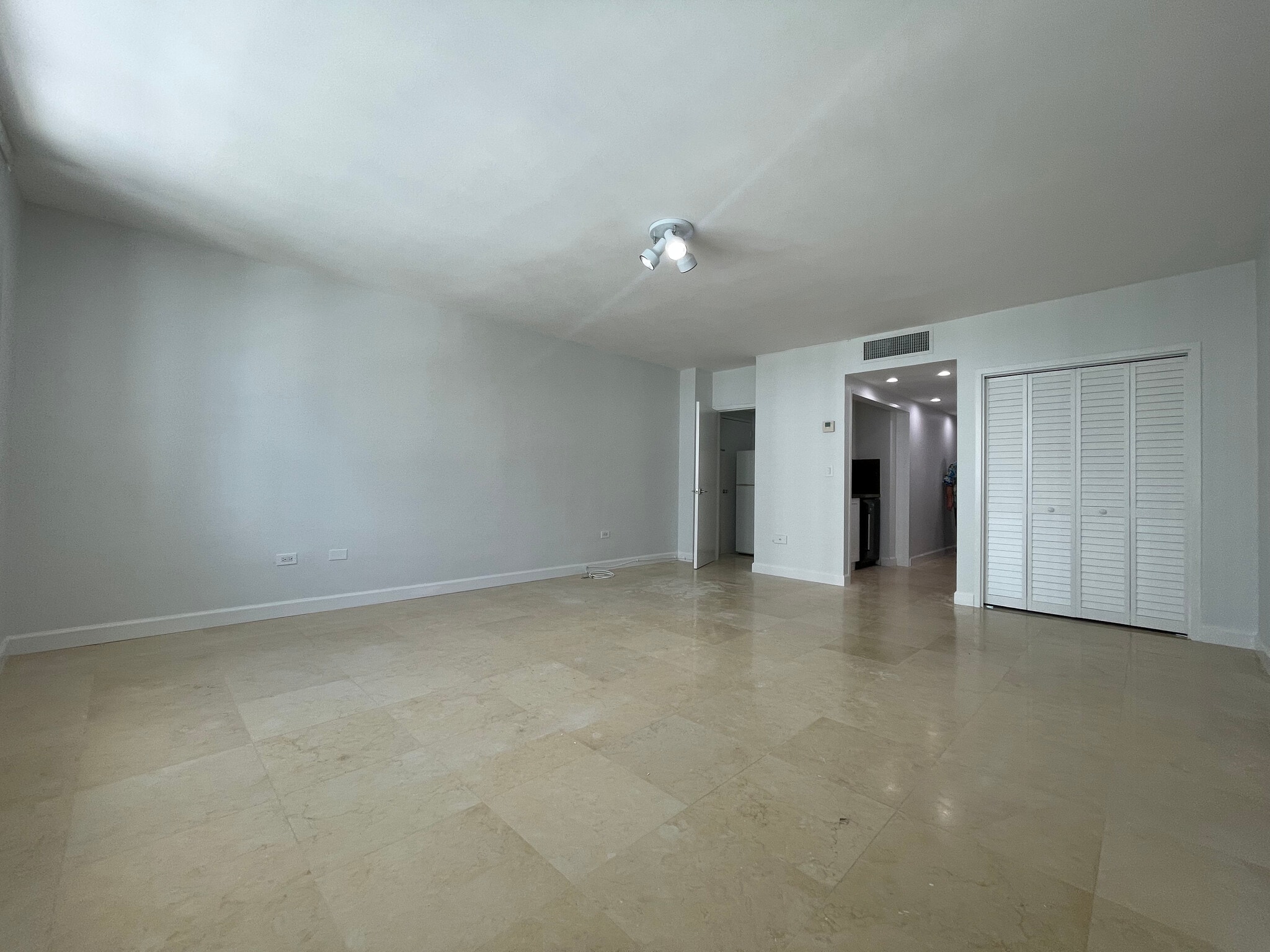 Building Photo - 999 Brickell Bay Dr