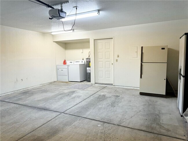 Building Photo - 1800 Club House Dr