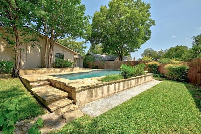 Building Photo - 6903 Moonmont Dr
