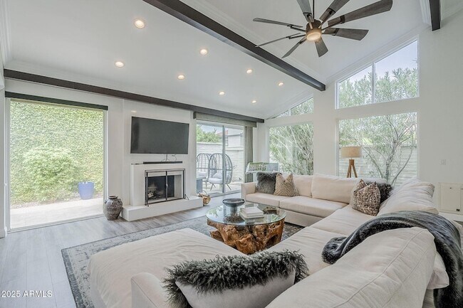 Building Photo - 7322 E Sierra Vista Dr