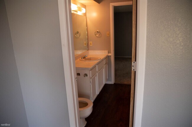 Building Photo - 2 br, 1 bath Townhome - 5803 Shadydell Dr