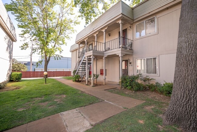 Building Photo - Spacious 3 Bed 2 Bath Condo in Tulsa!