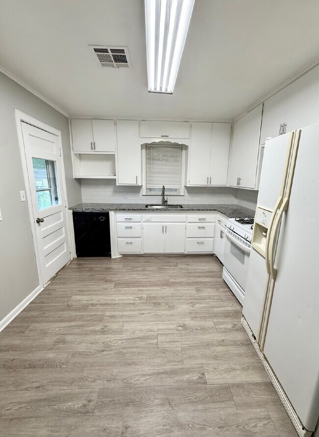 Building Photo - Charming 4-Bedroom Home with Spacious Layo...