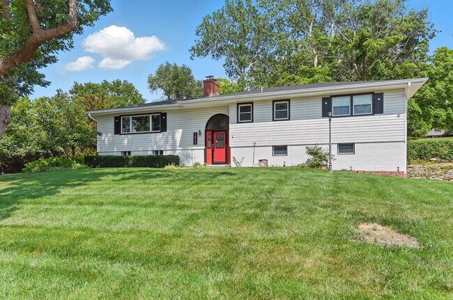 Building Photo - Spacious 4-Bedroom Home for Rent in Desira...