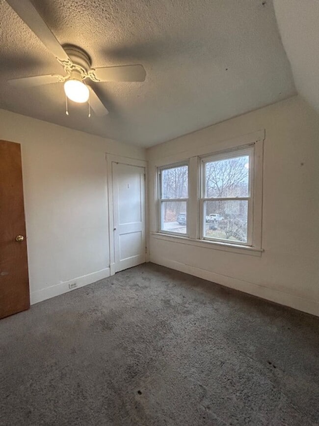 Building Photo - 2 Bedroom House - Available Now!