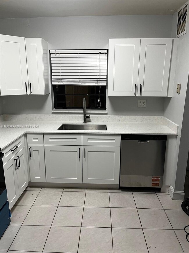 Building Photo - 3158 Coral Springs Dr