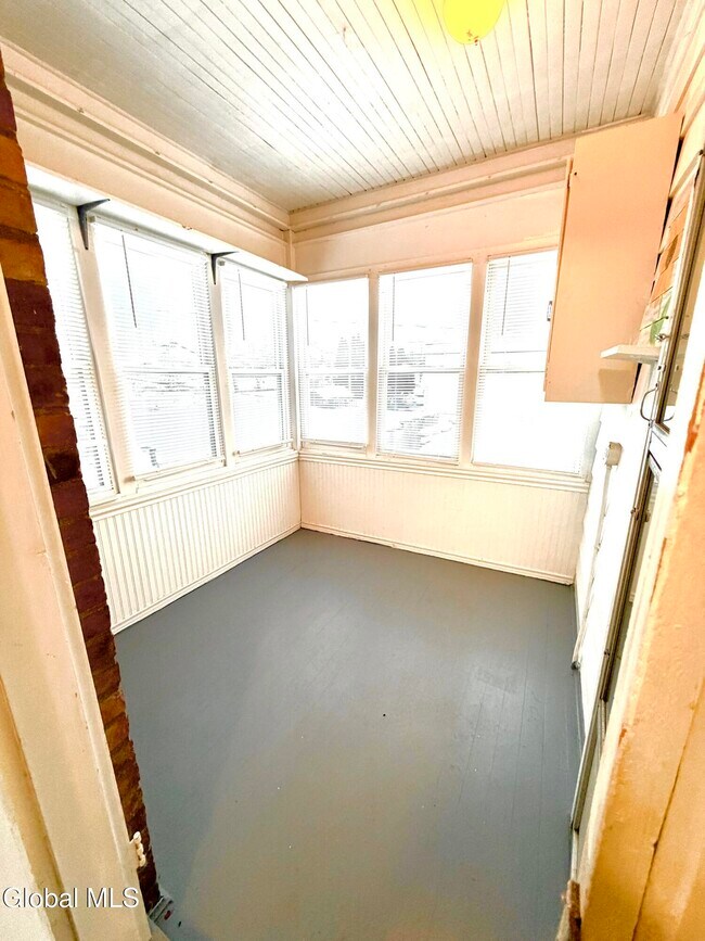 Building Photo - 2224 Crescent Rd