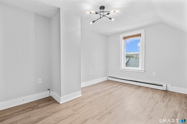 Building Photo - 30 Anthony St