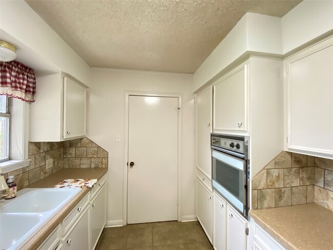 Building Photo - 2233 Ripple Creek Dr
