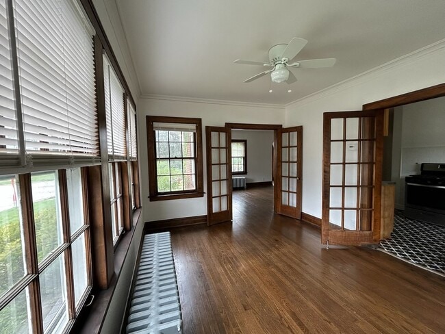 Building Photo - 994 Greenview Ave
