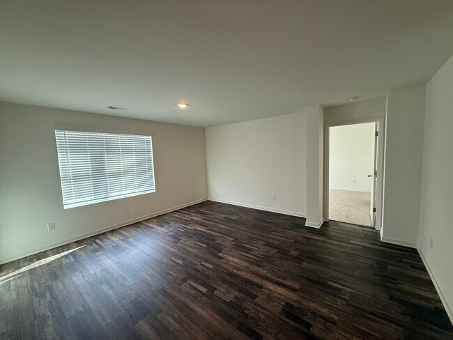 Building Photo - Caffee sub-division, very close to Mercedes plant, one level 4 Bedroom/2 Bath 1774 sqft