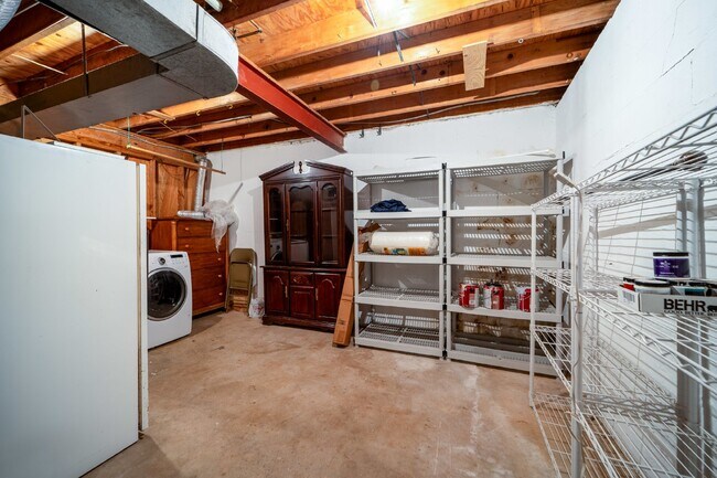 Building Photo - Renovated townhouse backing to trees with loads of privacy!