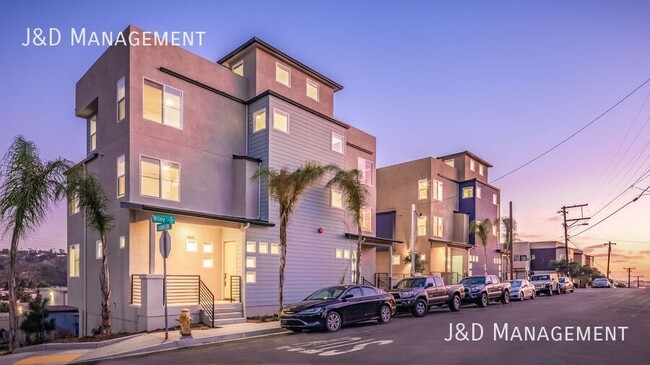 Building Photo - Gorgeous Townhome w/ Rooftop Decks and Oce...