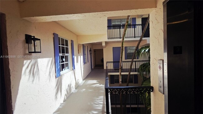 Building Photo - 650 Tennis Club Dr