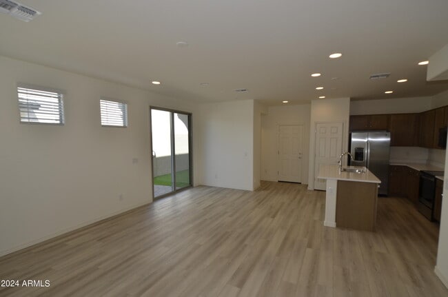 Building Photo - 1306 W Sparrow Dr