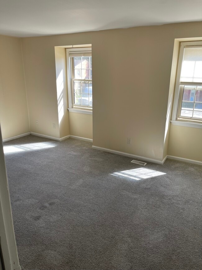 Master Bedroom - 221 Bailiff Ct