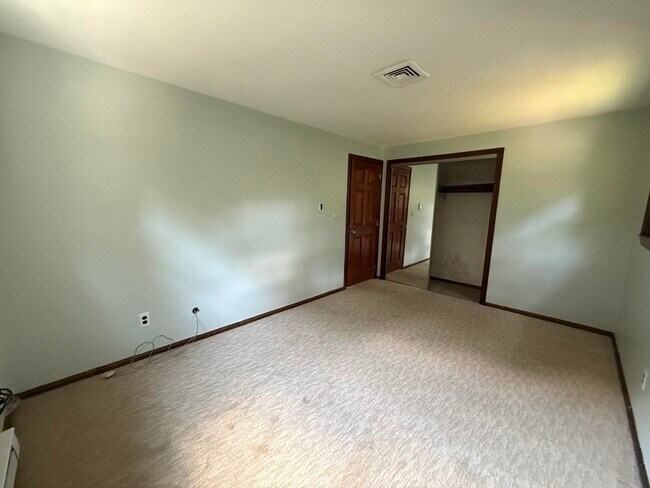 Building Photo - 9 Brookdale Cir