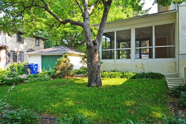 Building Photo - Beautiful 4-bedroom 2.5-bathoom - Great Lo...