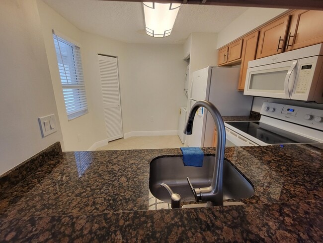 Building Photo - 4208 Glenmoor Dr