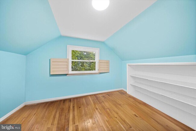 Building Photo - 1527 Maurice Dr