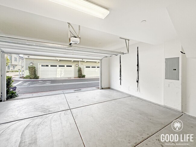 Building Photo - Beautiful 3B/2.5BA Townhouse in Imperial Beach with Loft, Private Patio & 2-Car Garage