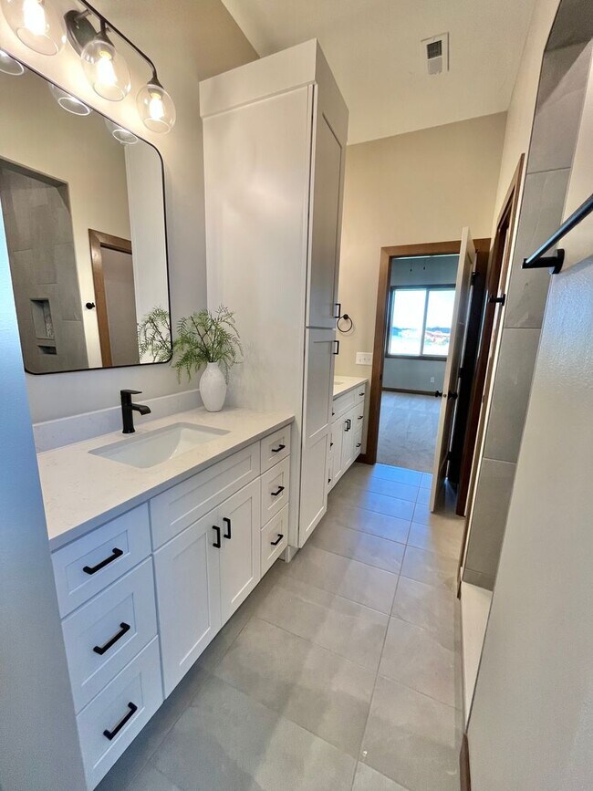 Building Photo - Stunning 5 Bed/2.5 Bath Twinhome For Rent in West Sioux Falls!
