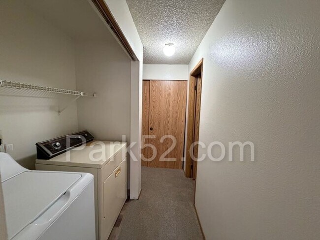 Building Photo - 5025 S Orchard #B