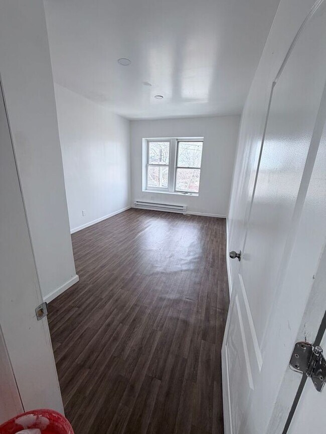 Building Photo - Inspected and Approved 3 Bedroom 1 Bath w PARKING & Appliances