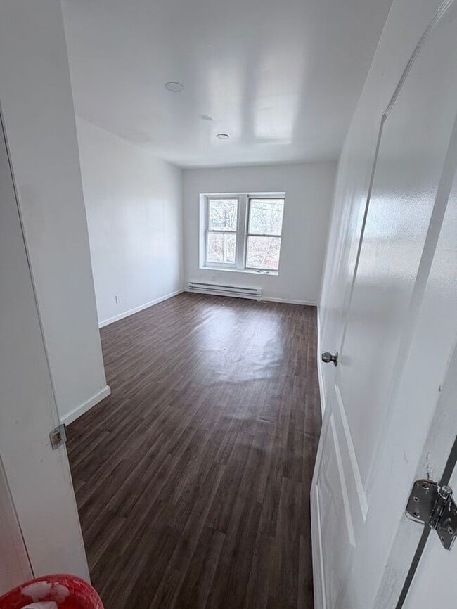 Building Photo - Police and first responders >> Three Beds , and One Bath