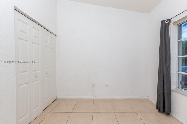 Building Photo - 3944 SW 48th Ave