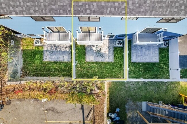 Building Photo - 217 Earle St