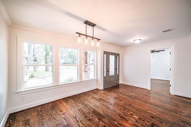 Building Photo - 10038 Westview Dr