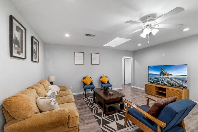 Building Photo - 2753 Larkspur Ln