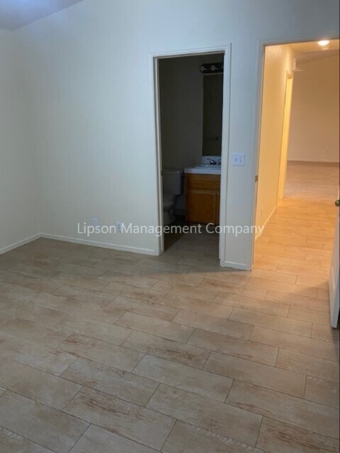 Building Photo - 1818 E Country Ct