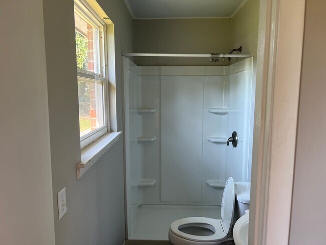Building Photo - 3 bedrooms - 2 bath Home