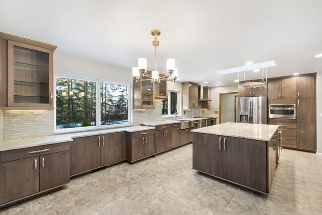 Building Photo - Immaculately maintained rambler in Sammamish with huge yard!!