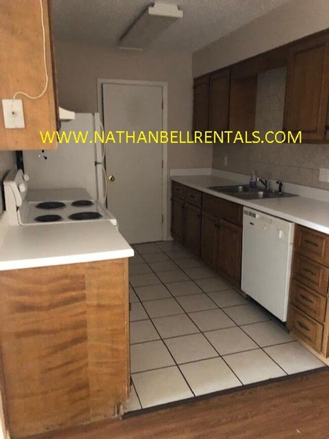 Building Photo - 3 bedroom 2 bath duplex