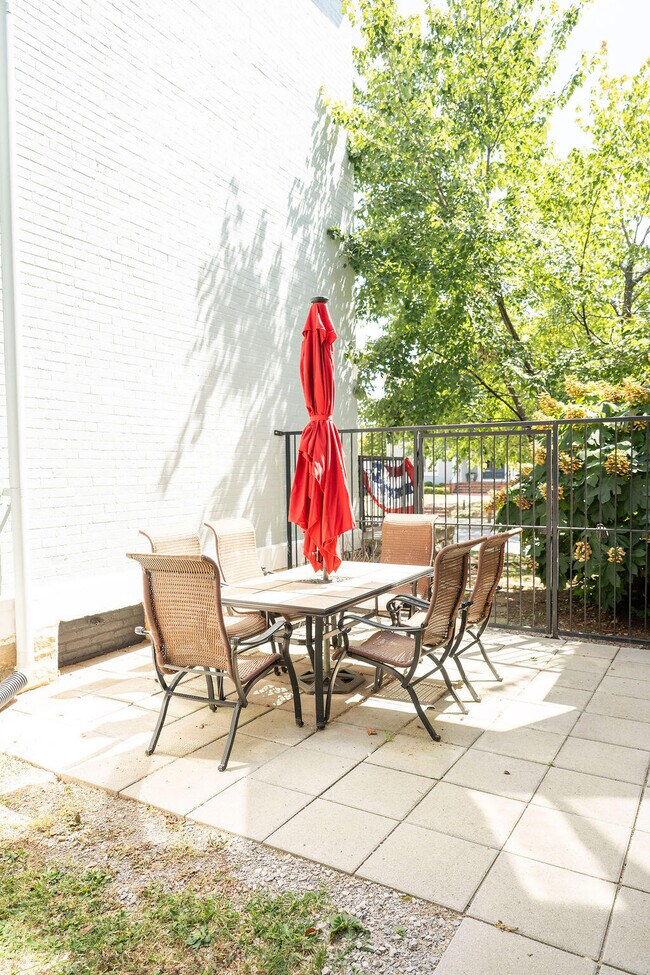 Building Photo - 275 S Limestone