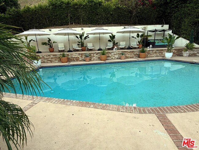 Building Photo - 1727 San Ysidro Dr