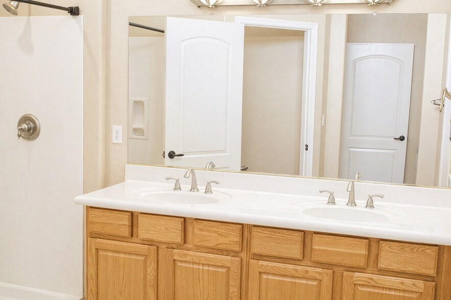 Building Photo - 12910 W Junipero Dr